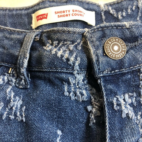Levi's Size 14 Distressed Star accent
Girl's Step Up Denim Shorts - Picture 8 of 10